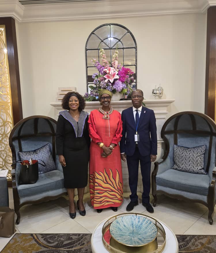 Winnie BYANYIMA la Directrice Exécutive de l'ONUSIDA (au milieu), a reçu la délégation ivoirienne.